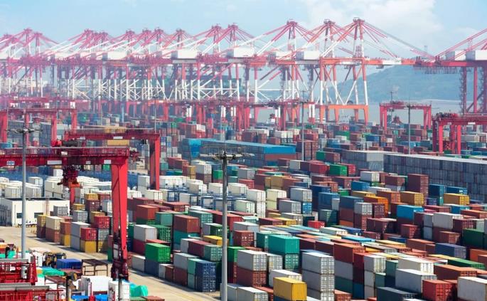 上海港測試“世界上第一臺”氫燃料電池驅(qū)動的移動式起重機(jī).jpg