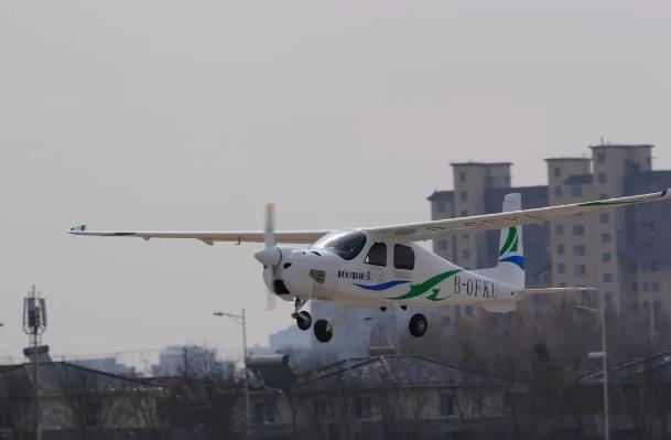 自主研發(fā)！中國第一架四座氫內燃機飛機成功首飛！.jpg