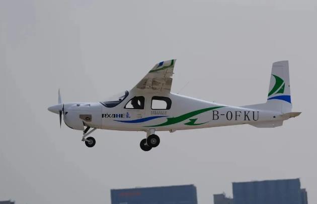 自主研發(fā)！中國第一架四座氫內燃機飛機成功首飛！.jpg